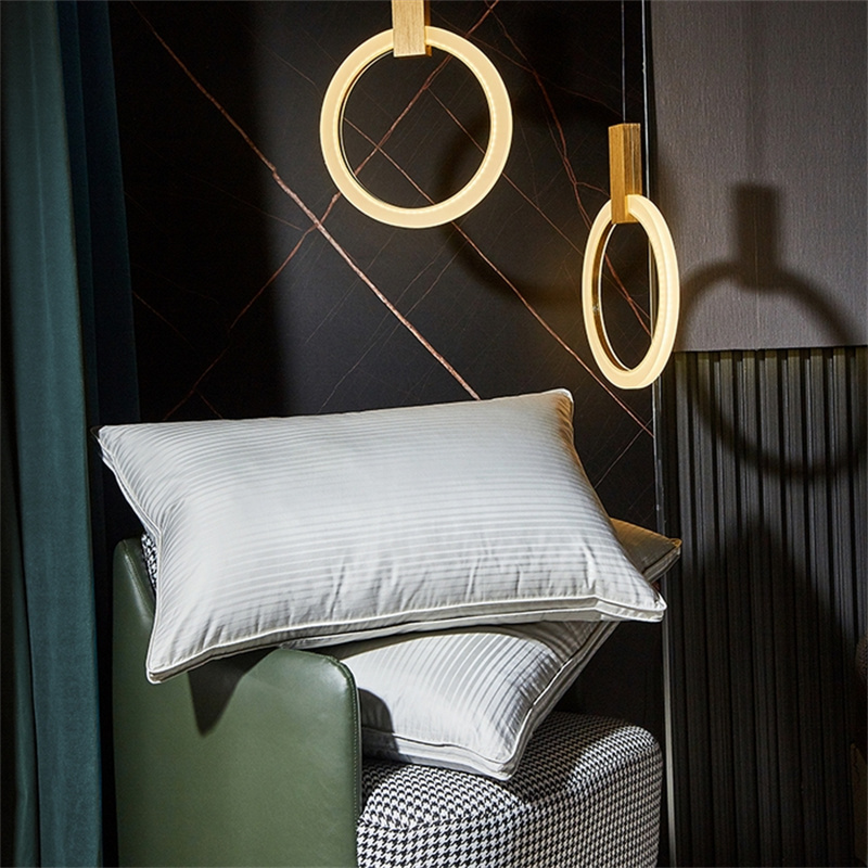 오리털 베개 새틴 스트라이프 베개를 채우는 3개 층 오리털 베개 새틴 스트라이프 베개를 채우는 3개 층